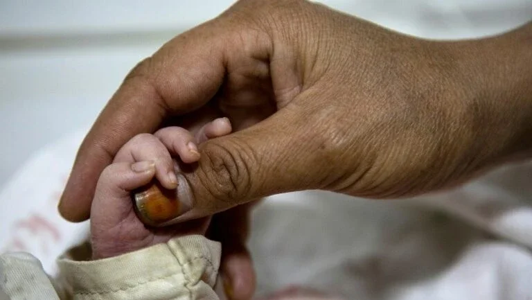 Mortalidade infantil aumenta no Brasil, diz IBGE; expectativa de vida também sobe