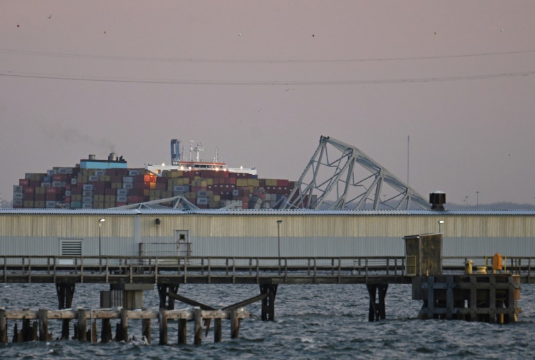Ao menos seis pessoas estão desaparecidas após navio colidir com ponte nos EUA