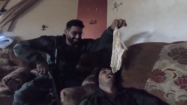 Soldado israelense segura roupa íntima feminina sobre a boca de outro soldado em vídeo publicado nas redes sociais 10/01/2024 Obtido pela REUTERS
