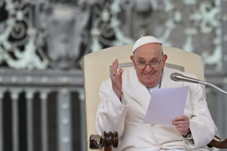 Papa Francisco faz apelo contra a 'lógica das armas' na mensagem de Páscoa