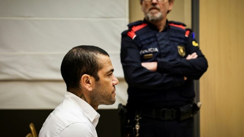 Daniel Alves paga fiança de 1 milhão de euros e deve sair da prisão nas próximas horas