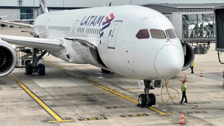 Acidente com avião da Latam: relatório aponta que assento do piloto se mexeu 'sem querer' e fez Boeing cair 120 metros