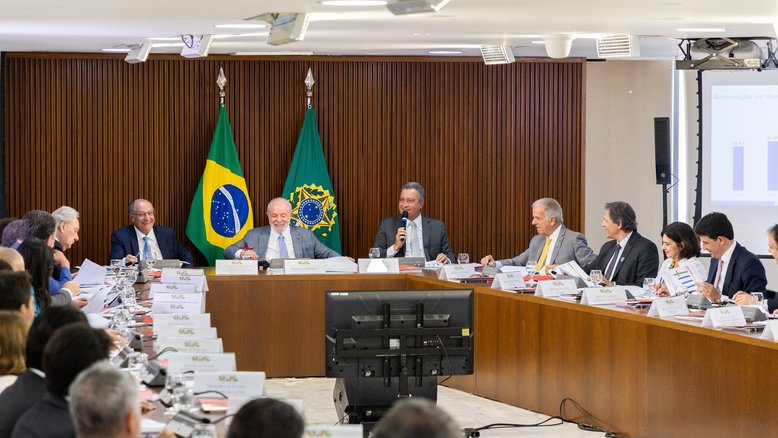 Lula em reunião com ministros do governo em 18 de março de 2024
