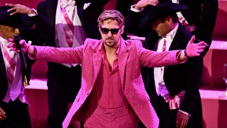 O ator Ryan Gosling canta "I'm Just Ken" de "Barbie" na cerimônia do Oscar em Hollywood, Califórnia