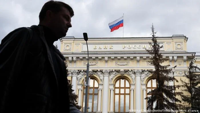 Como a UE quer usar fundos russos para enviar armas a Kiev