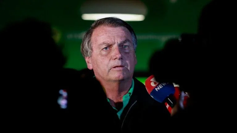 Caso mobília do Alvorada: Bolsonaro e Michelle voltam a acionar Justiça por retratação de Lula