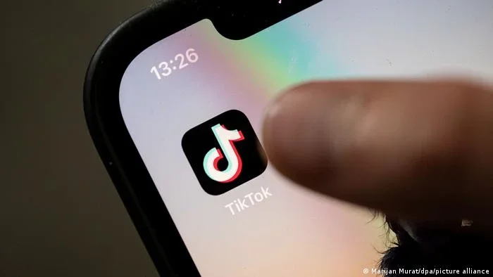 Influencers geradas por IA e o padrão estético irreal