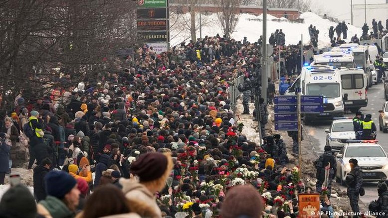 Apesar do medo e da repressão, milhares se despedem de Navalny