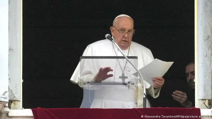 Papa é criticado por fala sobre "bandeira branca" na Ucrânia