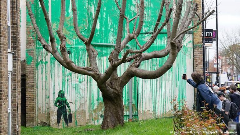 Nova obra de Banksy surge em Londres