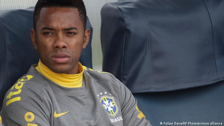 Robinho é preso em SP para cumprir pena por estupro