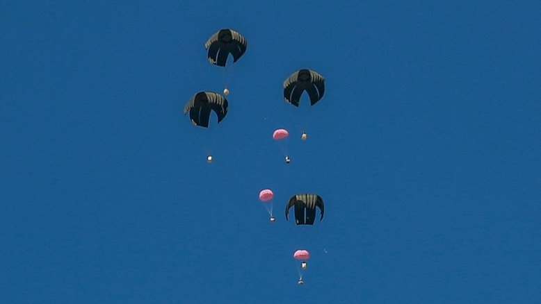 Pacotes de ajuda humanitária lançados por via aérea no norte da Faixa de Gaza, em 8 de março de 2024 - AFP
