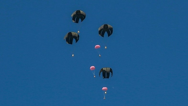 Pacotes de ajuda humanitária lançados por via aérea no norte da Faixa de Gaza, em 8 de março de 2024 - AFP