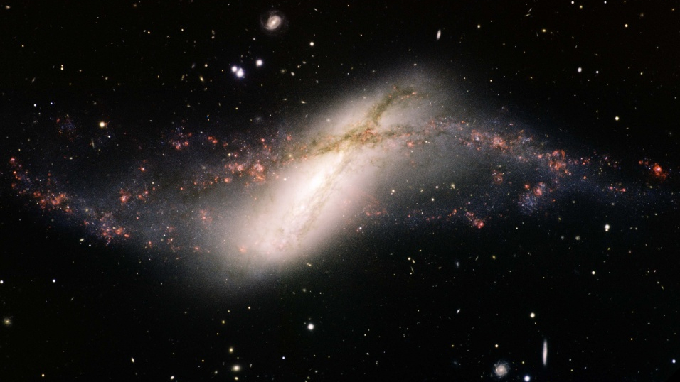 NGC 660 está localizada a mais de 20 milhões de anos-luz de distância, na direção da Constelação de Peixes. A aparência peculiar de NGC 660 a torna uma galáxia de anel polar, um tipo raro de galáxia que tem as estrelas, gás e poeira orbitando quase perpendicularmente ao plano do disco galáctico. A configuração de aparência bizarra pode ter sido causada pela captura de material de uma galáxia que passava por outra em formato de disco. A violenta interação gravitacional seria responsável pela miríade de regiões rosadas de formação de estrelas espalhadas ao longo do anel da NGC 660. Mais largo que o disco, o anel da NGC 660 abrange mais de 50 mil anos-luz