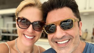 Ana Hickmann posa com Edu Guedes durante festa de 10 anos de filho