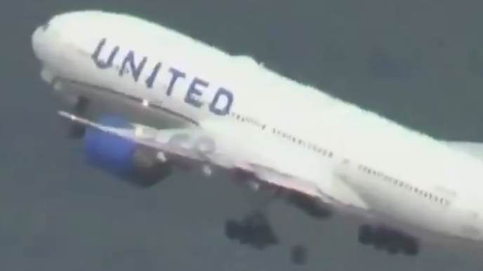 Vídeo: avião faz pouso de emergência após perder roda ao decolar; peça esmagou carros