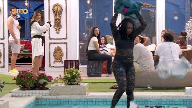 BBB24: após Sincerão, Leidy joga as roupas de Davi na piscina