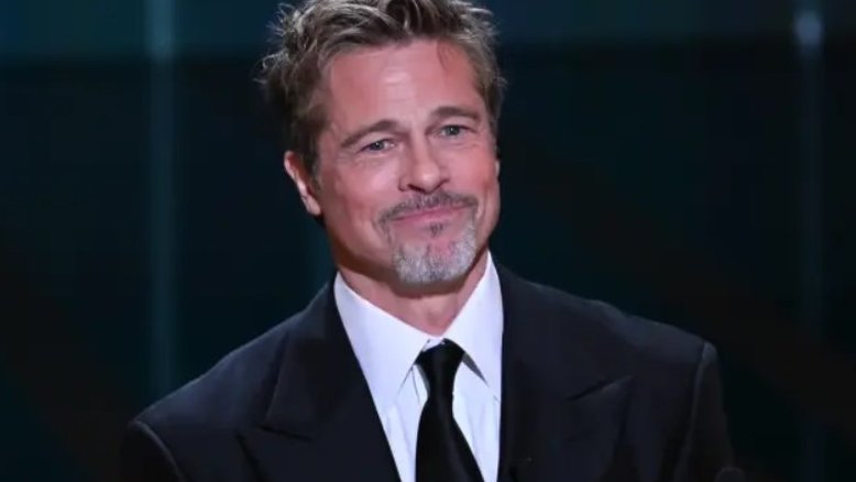 Brad Pitt volta a tomar banhos frequentes a pedido da namorada