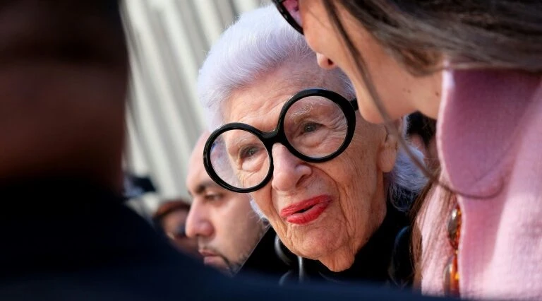 Ícone da moda, Iris Apfel morre aos 102 anos