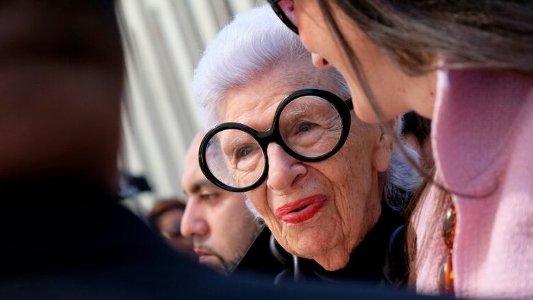 Ícone da moda, Iris Apfel morre aos 102 anos