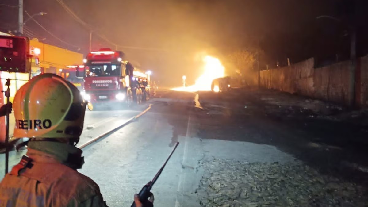 Caminhão-tanque pega fogo, queima casas e causa pânico em BH