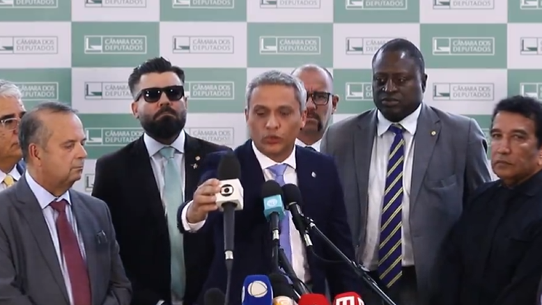 Deputados bolsonaristas tiram microfone da Globo de púlpito e são repreendidos por colega