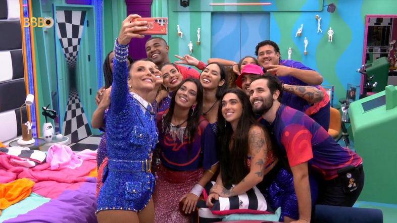 Resumo 'BBB24': festa tem beijo de ex-casal e provocação de Ivete sobre casamento de Lucas