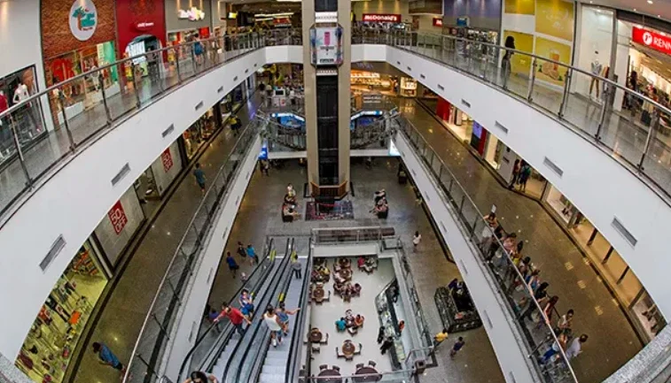 Homem se joga do segundo andar de shopping e atinge outra pessoa na queda no litoral de SP