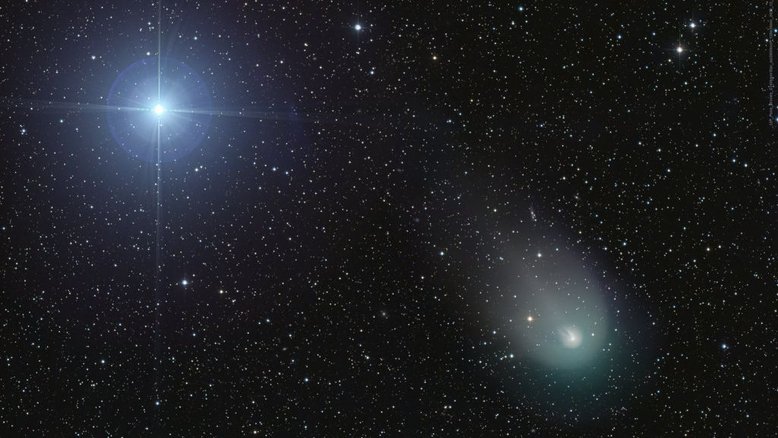 Em dezembro do ano passado, o cometa periódico 12P/Pons-Brooks pôde ser visto ao lado de Vega, a estrela Alfa da Constelação da Lira. Quinta estrela mais brilhante na noite do planeta Terra, Vega está a cerca de 25 anos-luz de distância, enquanto o cometa, muito mais fraco, estava a cerca de 21 minutos-luz de distância. Apelidado de Cometa do Diabo por sua aparência semelhante a um chifre, 12P/Pons-Brooks é um cometa do tipo Halley, visitando o interior do Sistema Solar, em uma ocasião anterior, no ano de 1954. Sua aproximação máxima ao Sol será no próximo dia 21 de abril