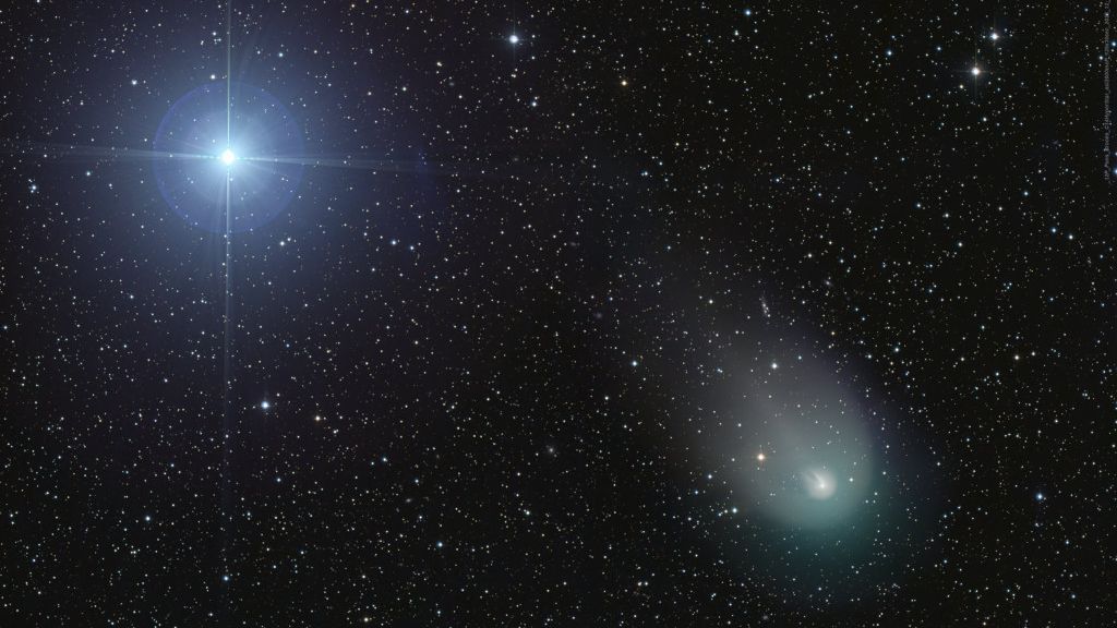 Em dezembro do ano passado, o cometa periódico 12P/Pons-Brooks pôde ser visto ao lado de Vega, a estrela Alfa da Constelação da Lira. Quinta estrela mais brilhante na noite do planeta Terra, Vega está a cerca de 25 anos-luz de distância, enquanto o cometa, muito mais fraco, estava a cerca de 21 minutos-luz de distância. Apelidado de Cometa do Diabo por sua aparência semelhante a um chifre, 12P/Pons-Brooks é um cometa do tipo Halley, visitando o interior do Sistema Solar, em uma ocasião anterior, no ano de 1954. Sua aproximação máxima ao Sol será no próximo dia 21 de abril