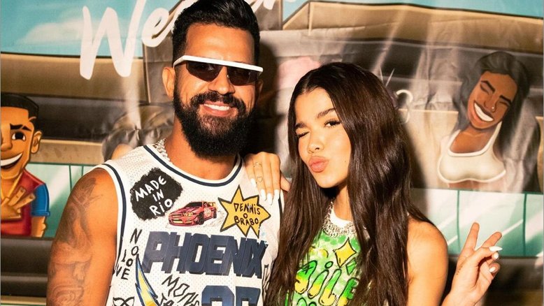 Dennis DJ posa com Tília