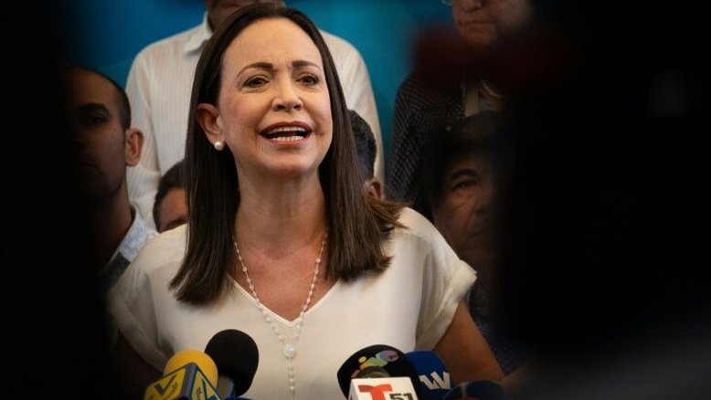 Vídeo: colaboradora da opositora Corina Machado transmite ao vivo sua detenção na Venezuela