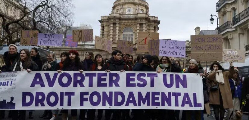 Mulheres participam de uma manifestação para pedir a constitucionalização do direito ao aborto em frente ao Senado em Paris, em 2023