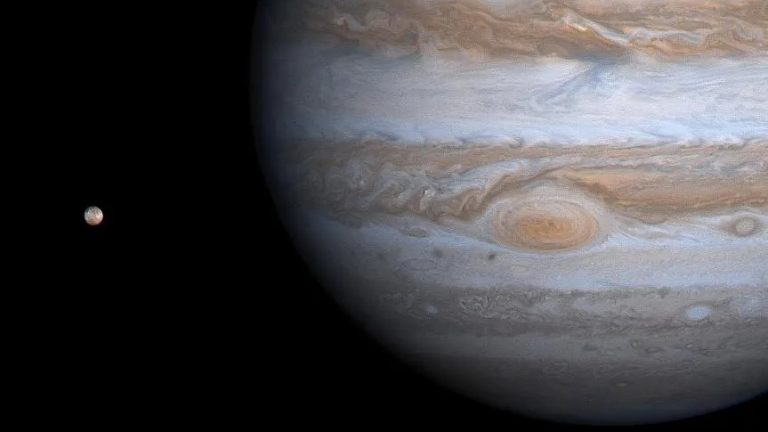 Esta imagem de Júpiter e sua lua Io, à esquerda, foi registrada pela espaçonave Cassini, da Nasa, em 1º de dezembro de 2000. Ela mostra detalhes da Grande Mancha Vermelha de Júpiter e outras características que não eram visíveis em imagens tiradas anteriormente, quando a Cassini estava mais longe do mais massivo planeta do Sistema Solar