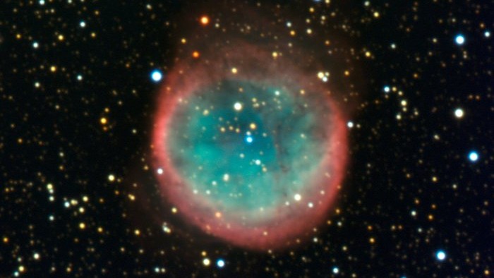 Estrelas como o nosso Sol não têm massa suficiente para terminar a sua vida nas gloriosas explosões conhecidas como supernovas. No entanto, elas terão a morte expressa como brasas densas do tamanho da Terra, chamadas de anãs brancas, expelindo primeiro conchas coloridas de gás, conhecidas como nebulosas planetárias. NGC 6781 é um belo representante dessas bolhas cósmicas. Esta nebulosa planetária fica a alguns milhares de anos-luz de distância, na direção da Constelação da Águia, e tem aproximadamente dois anos-luz de diâmetro