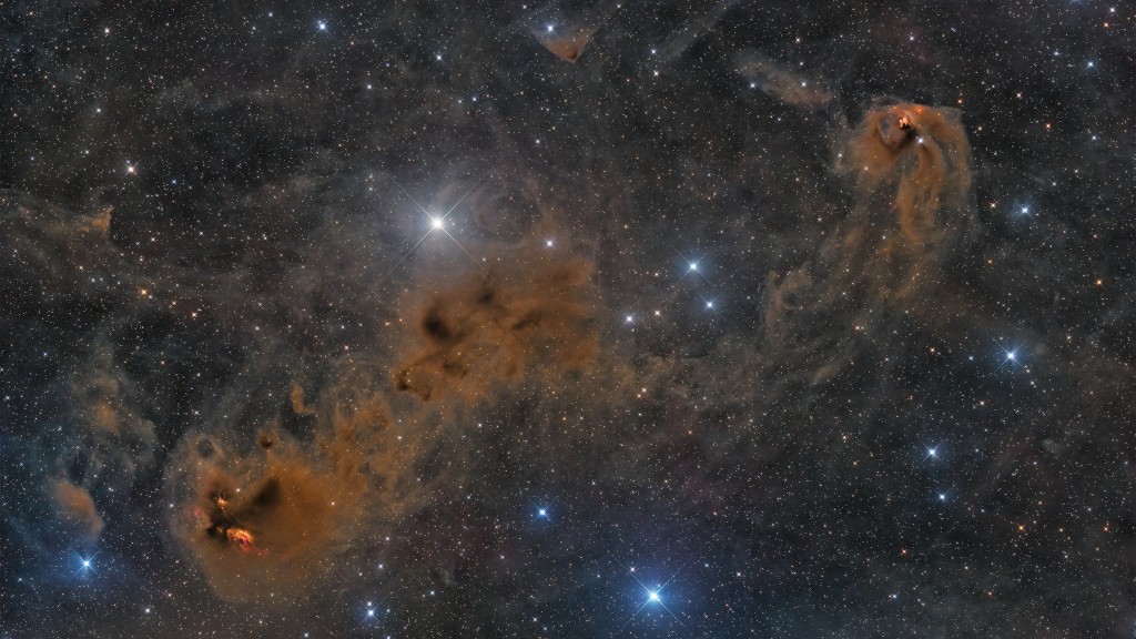 Nesta imagem, vê-se a região ao Norte da brilhante Aldebaran, a estrela Alfa da Constelação de Touro. No canto inferior esquerdo, está a emissão catalogada como Sh2-239. Os objetos do tipo Herbig-Haro, associados a estrelas recém-nascidas, são marcados por jatos avermelhados de gás hidrogênio em choque. Acima e à direita, está T Tauri, o protótipo da classe de estrelas variáveis denominada ​​T Tauri, próxima à nebulosa amarelada NGC 1555. As estrelas T Tauri são estrelas jovens, com menos de alguns milhões de anos, semelhantes ao Sol, ainda nos estágios iniciais de formação