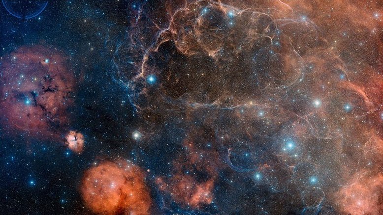 A explosão acabou, mas as consequências continuam. Cerca de 11 mil anos atrás, uma estrela na Constelação de Vela pôde ser vista como um estranho e breve ponto de luz no céu da Terra. As camadas externas da estrela colidiram com o meio interestelar, provocando uma onda de choque que ainda é visível hoje com a ajuda de telescópios. A imagem acima captura grande parte de sua onda de choque, em luz visível. À medida que o gás se afasta da estrela detonada, ele decai e reage com o meio interestelar, produzindo luz em muitas cores e faixas de energia diferentes. No centro deste remanescente de supernova está um pulsar, uma estrela tão densa quanto a matéria nuclear que gira mais de dez vezes em um único segundo
