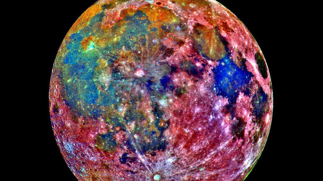 Esta fotografia em cores falsas é uma composição de 15 imagens da Lua obtidas por meio de filtros coloridos do sistema de imagens da missão Galileo, durante a passagem da espaçonave pelo sistema Terra-Lua, em dezembro de 1992. Quando esta imagem foi obtida, a espaçonave estava a 425 mil km da Lua e a 69 mil km da Terra. O processamento de cores falsas é útil para interpretar a composição superficial do solo. As áreas que aparecem em vermelho correspondem às terras altas lunares, enquanto tons de azul a laranja indicam o antigo fluxo de lava vulcânica