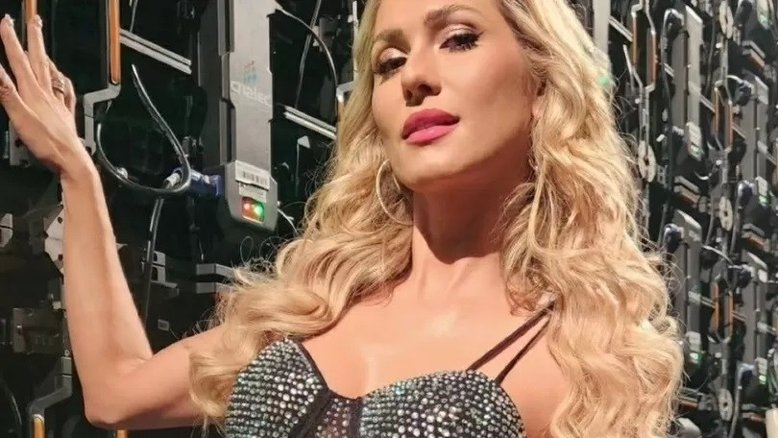 Lívia Andrade alfineta Silvio Santos ao chegar atrasada no "Domingão com Huck"
