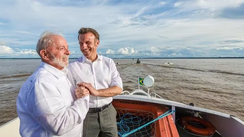 'Ensaio de casamento': fotos do encontro de Lula e Macron rendem memes nas redes sociais