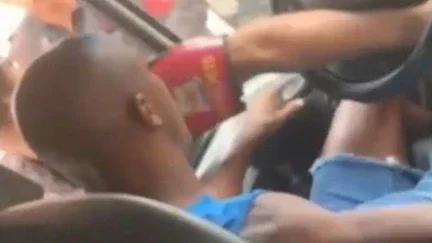 Sem habilitação, motorista de van irregular foge de blitz na contramão e deixa passageiros em pânico; veja vídeo