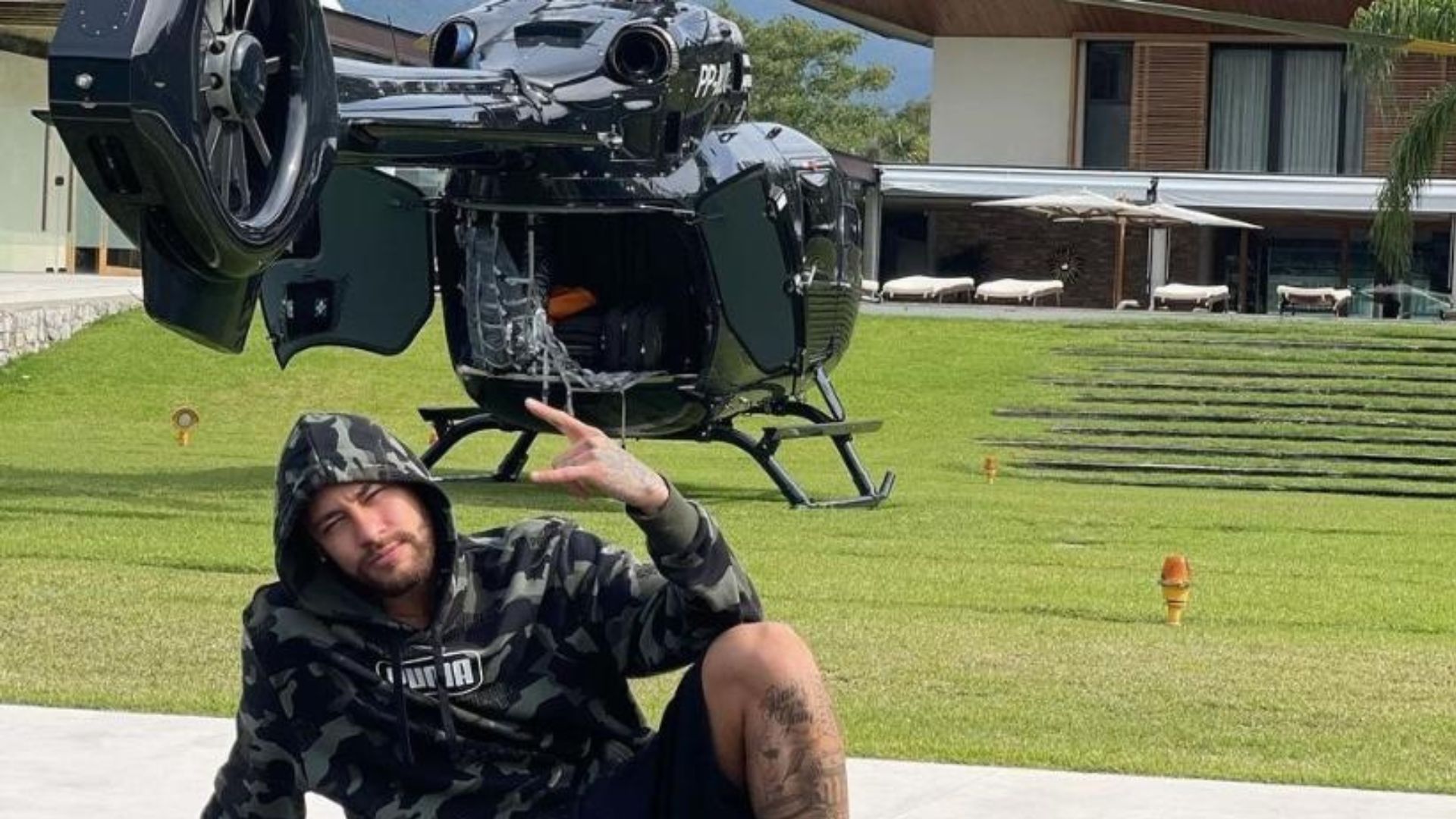 Neymar posa em frente ao seu helicóptero