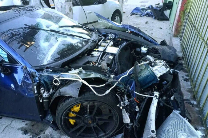 Motorista de Porsche de R$ 1 milhão bate em Sandero, mata um e foge em SP