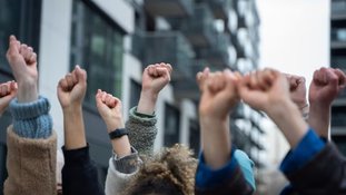 Pessoas 'progressistas' têm maior probabilidade de serem infelizes e deprimidas, aponta estudo