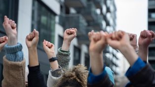 Pessoas 'progressistas' têm maior probabilidade de serem infelizes e deprimidas, aponta estudo