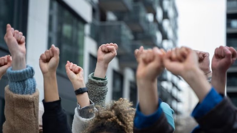 Pessoas 'progressistas' têm maior probabilidade de serem infelizes e deprimidas, aponta estudo