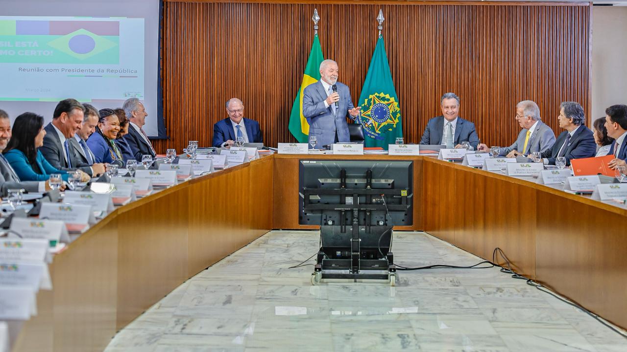 Lula em reunião com ministros do governo em 18 de março de 2024
