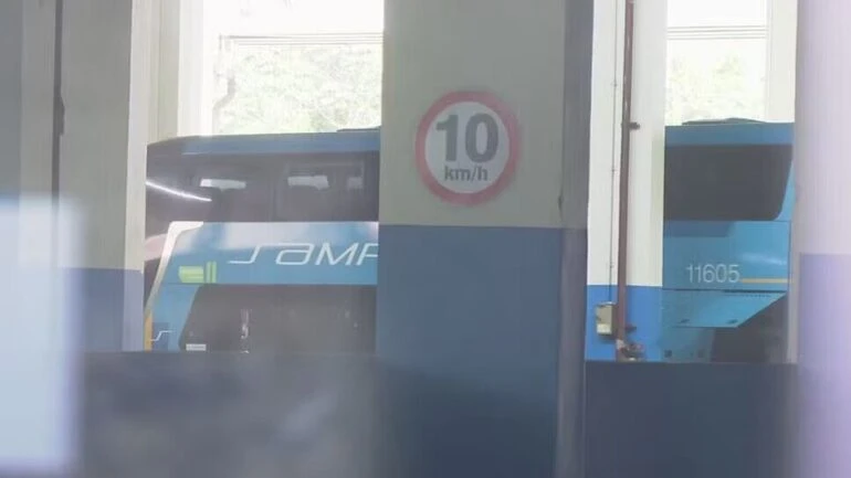 Homem sequestra ônibus, fere dois e faz 17 reféns na Rodoviária do Rio