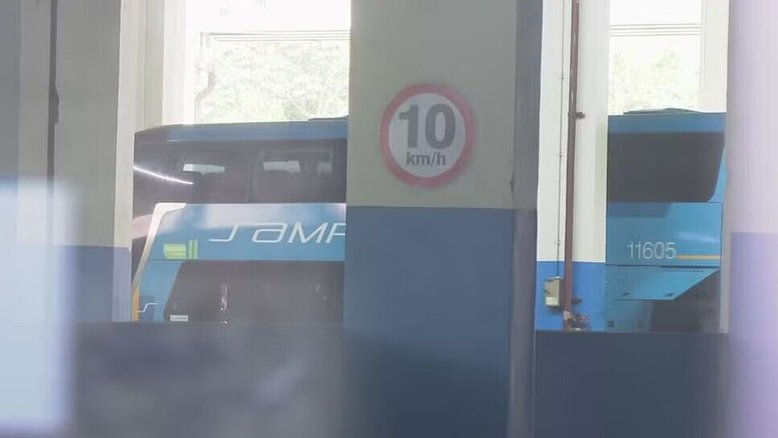 Homem sequestra ônibus, fere dois e faz 17 reféns na Rodoviária do Rio