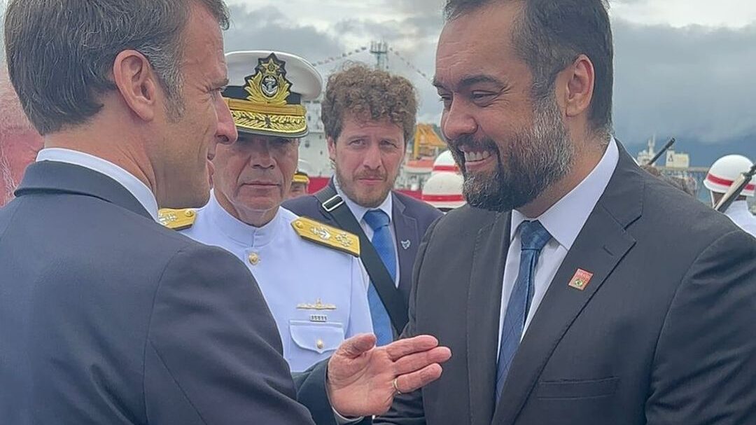 Claúdio Castro postou foto ao lado do presidente da França e detalhe chamou a atenção